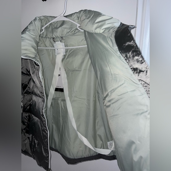 -BRAND NEW WITH TAGS- NIKE Woman’s XL Silver Metallic Puffer Jacket - Picture 5 of 15